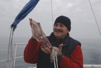 Zadovoljen ribič z izjemnim ulovom (40 cm; 1,2 Kg)